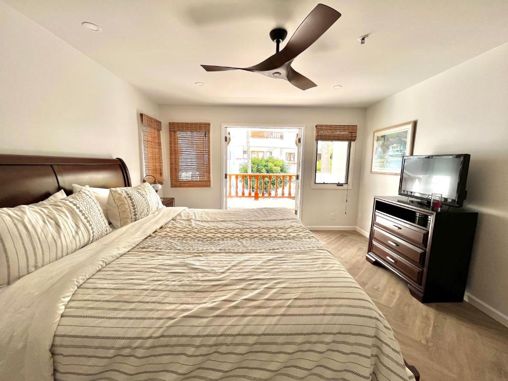 阿瓦隆Modern Hamilton Cove Villa w/golf cart的一间卧室配有一张床和吊扇