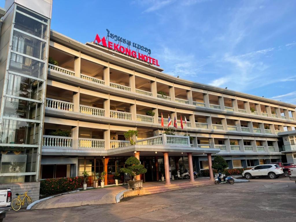 Ban NabôngMekong Hotel的一座大建筑,上面有标志