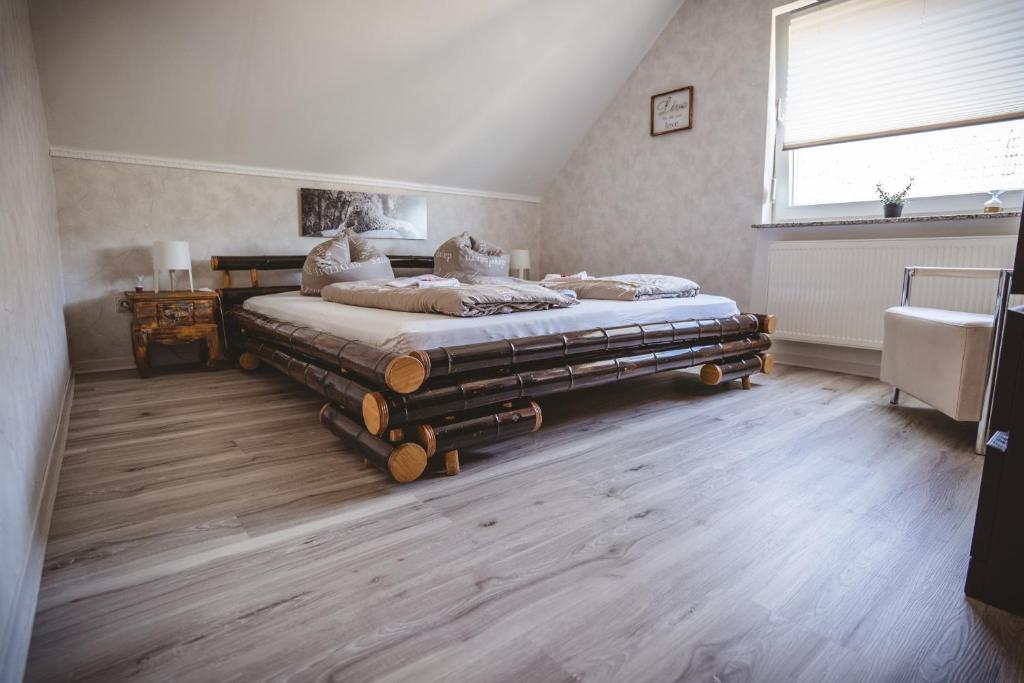 EllarTimeout Westerwald的一间卧室设有一张大床和一个窗户。