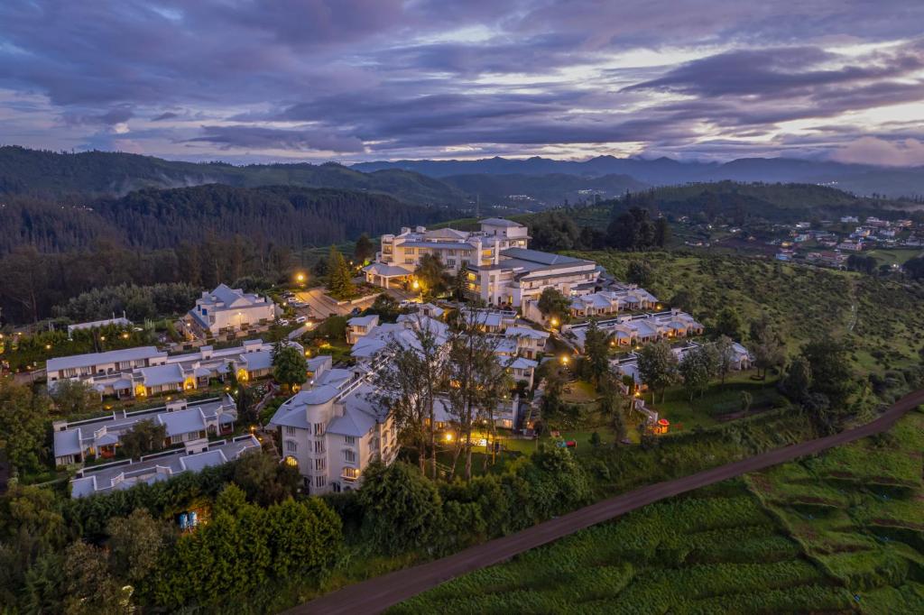 乌提斯特林奥蒂费恩山酒店的山丘上大房子的空中景色