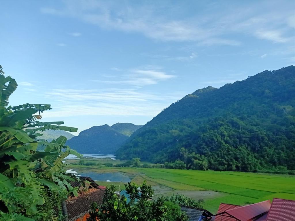 北市Ba Bể Green (View Ba Be lake)的享有山谷、河流和山脉的美景。