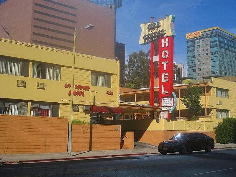 洛杉矶洛杉矶市中心酒店的停在大楼前的带有标志的汽车