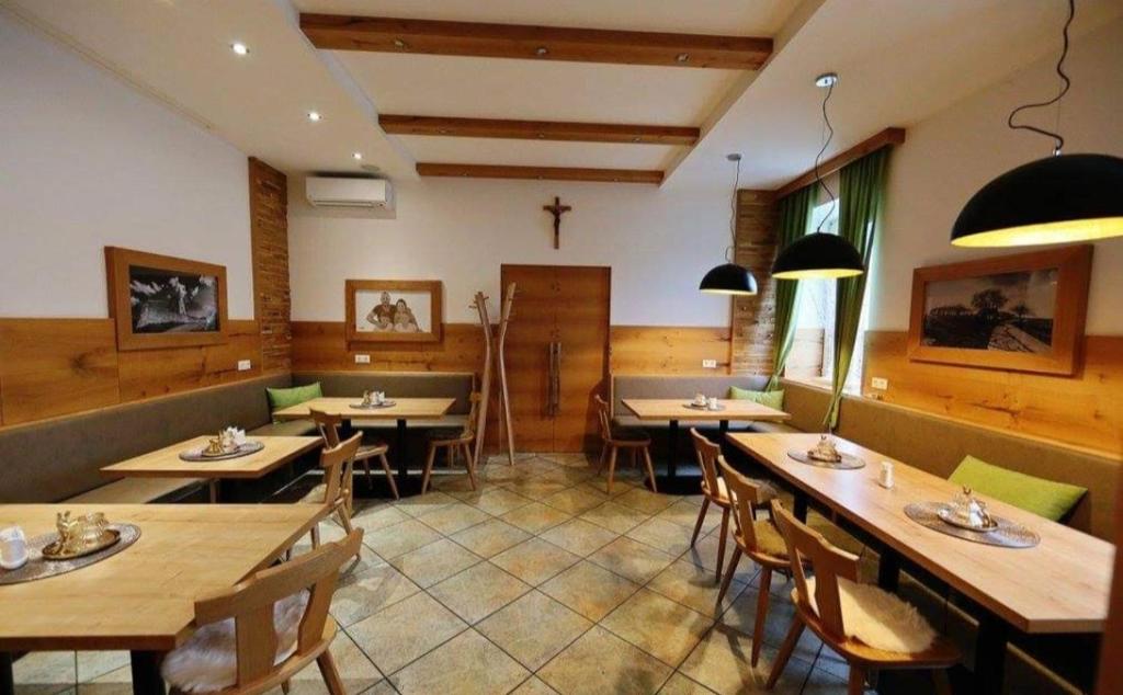 Gasthof Prinz的用餐室配有木桌和椅子