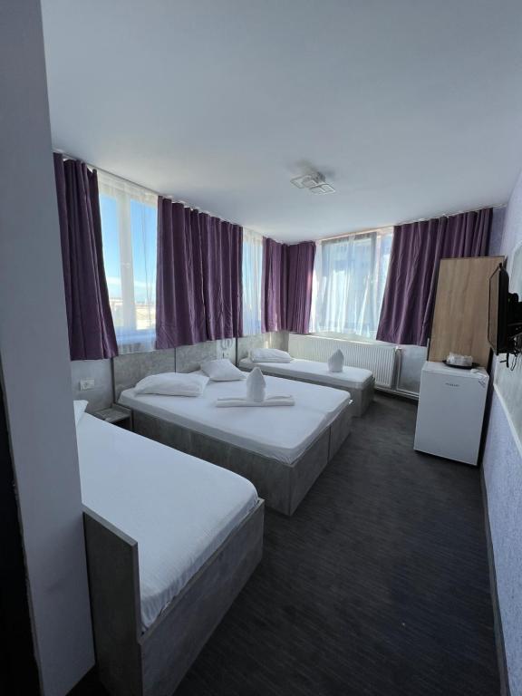 康斯坦察Hotel Miniom的酒店客房带两张床和窗户