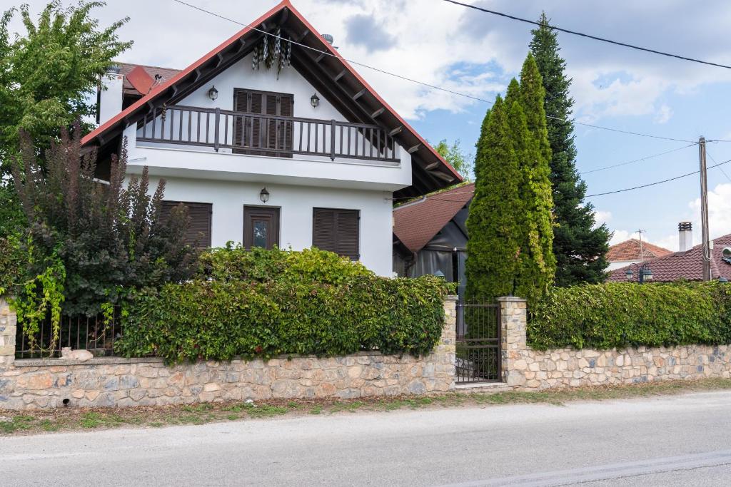 KhiliódhendronLuxury Traditional Villa的白色的房子,有石墙和树木