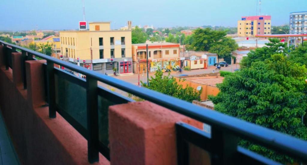 瓦加杜古AG HOTEL Ouaga的阳台享有城市美景。
