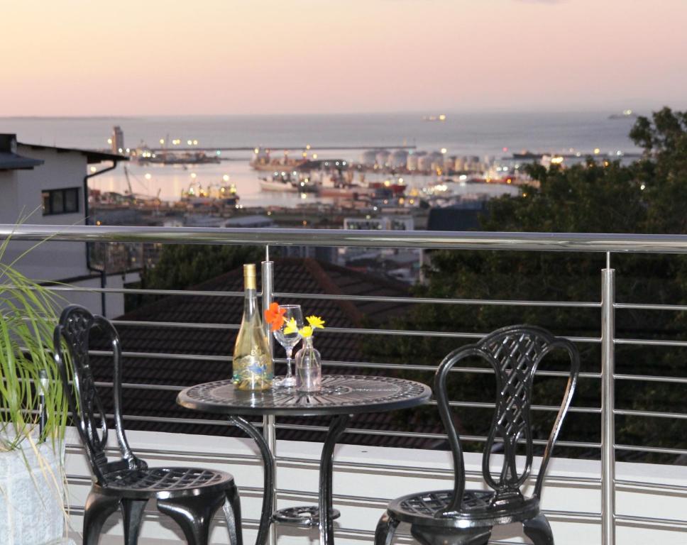 开普敦Harbour View Guest Suite的美景阳台配有桌椅