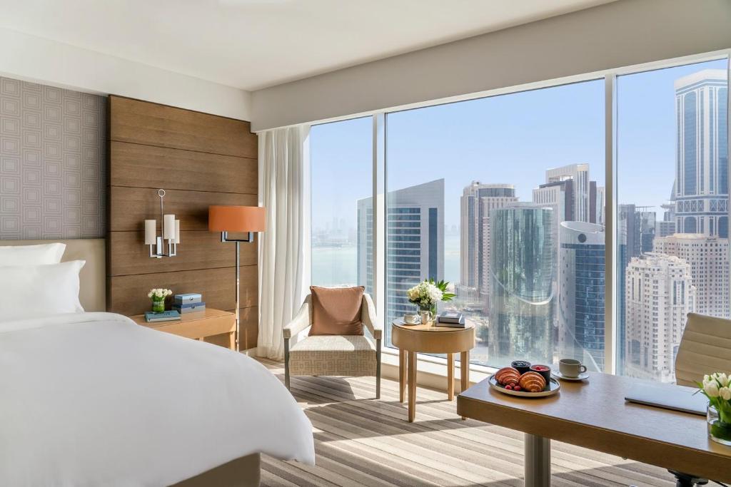 多哈Pullman Doha West Bay的酒店客房设有一张床和一个大窗户