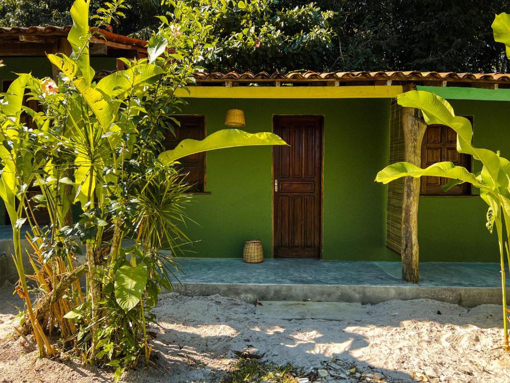 伊尔哈德博伊巴Pousada Moreré的前方设有木门的绿色房子