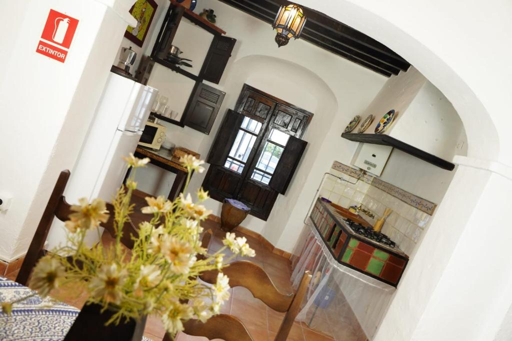 贝瑙卡斯Mascotas 2的一间带楼梯的客厅和一间带花瓶的厨房