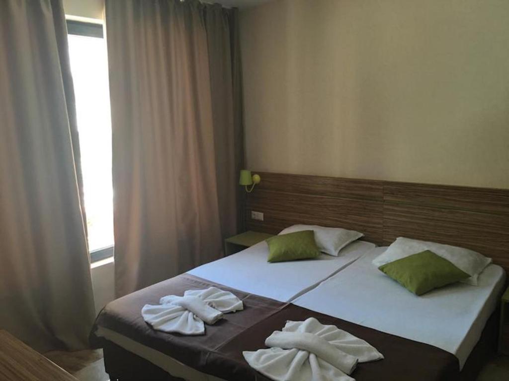 阳光海滩Hotel Tm Deluxe located in Sunny Beach的一间卧室配有一张床,上面有两条毛巾