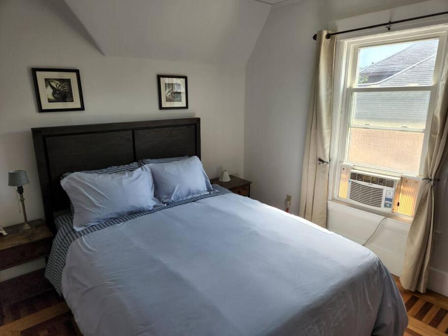 曼切斯特Lovely two bedroom apartment with free parking的一间卧室设有一张大床和一个窗户。