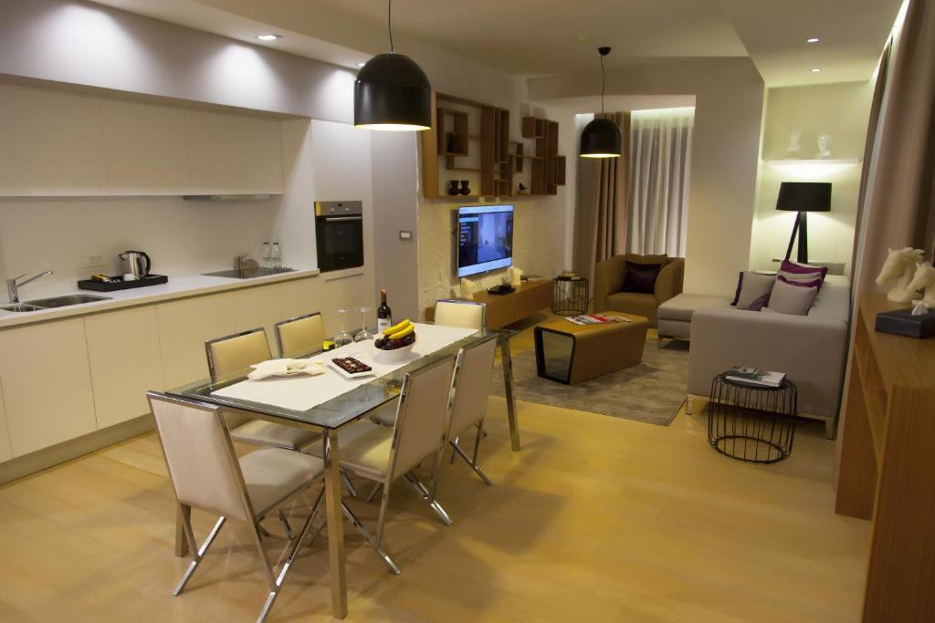 伊斯坦布尔狮子座公寓的厨房以及带桌椅的起居室。