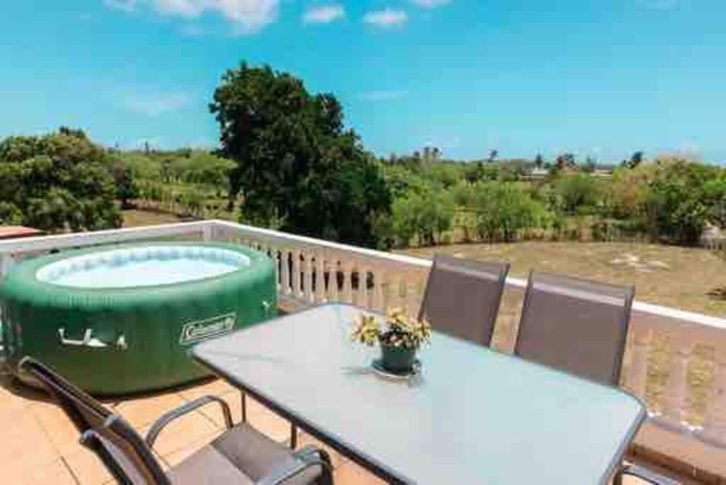 伊莎贝拉Playa y Campo Getaway Apartment, with Hot Tub的甲板上的桌椅和热水浴池