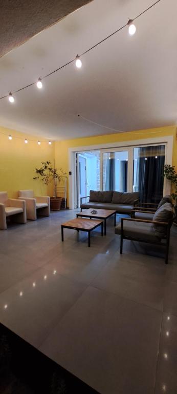 科佩尔New Apartments Škofije Ankaran的带沙发和桌子的大客厅