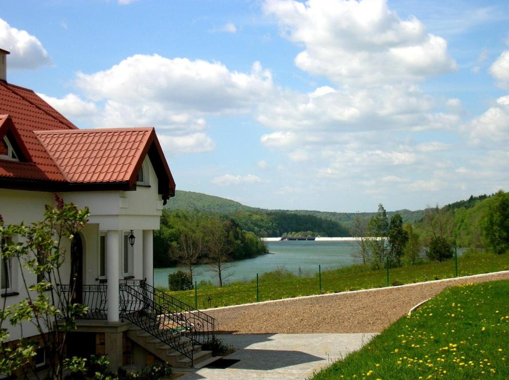 索利纳Noclegi Nad Jeziorem Myczkowieckim的湖景度假屋