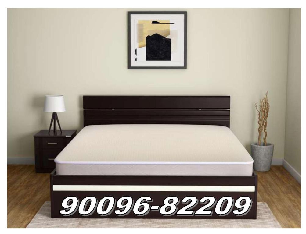 印多尔Narmada Guest House的一间卧室配有一张带黑白床垫的床