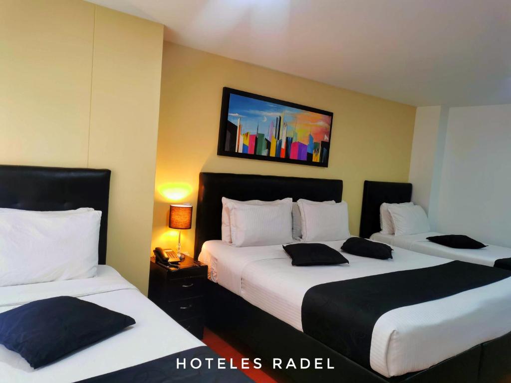 波哥大拉德尔高级酒店的酒店客房设有两张床,墙上挂有绘画作品