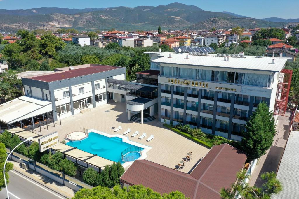 İznikLake Life Hotel的享有酒店空中美景,设有游泳池