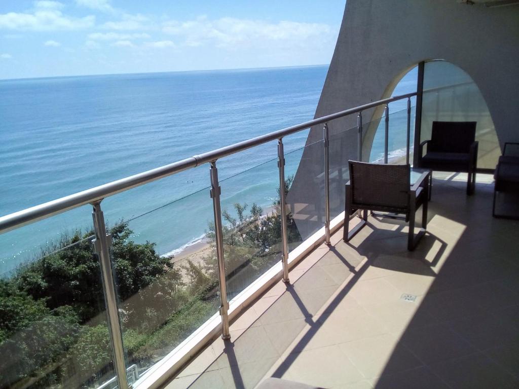 比亚拉Silver Beach B16的阳台配有两把椅子,俯瞰着大海