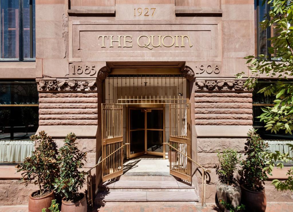 威尔明顿The Quoin Hotel的建筑物入口,上面有古色古香的标志