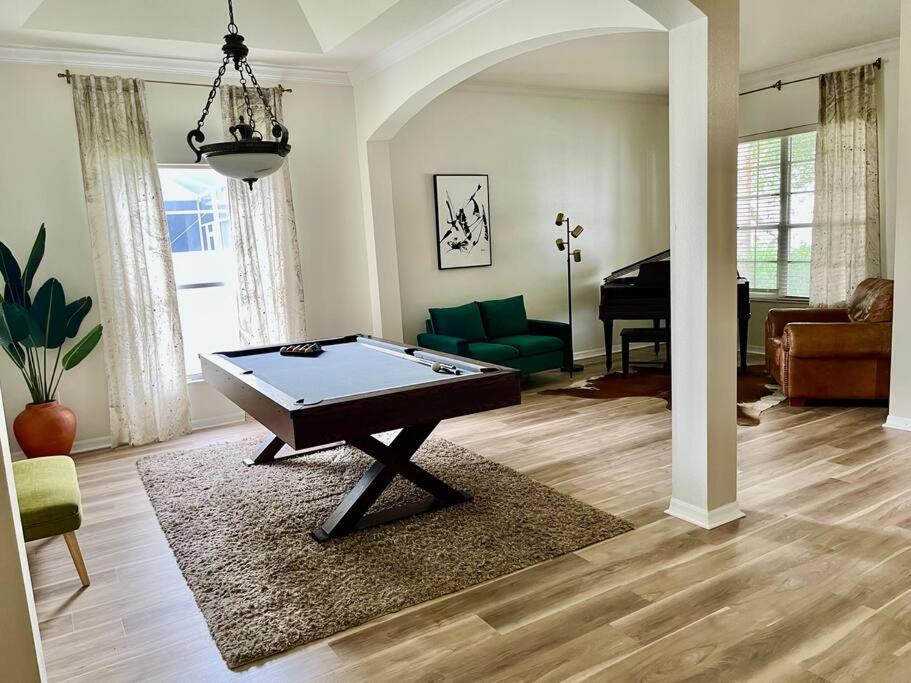布雷登顿Sandy Oasis 5 bedroom with Pool Sarasota Bradenton的客厅配有台球桌和钢琴