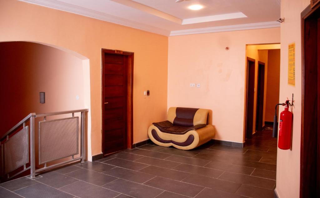 AfwerasiEl-King Home Lodge的走廊中间带椅子的房间