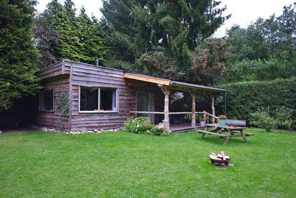 埃里卡Peelhuis的小木屋,在院子里设有野餐桌