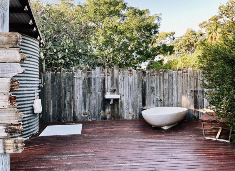 CoodanupLuxury 6 metre Bell Tent & Outdoor Bathroom, WIFI, TV and firepit,的浴缸位于围栏旁边的甲板上