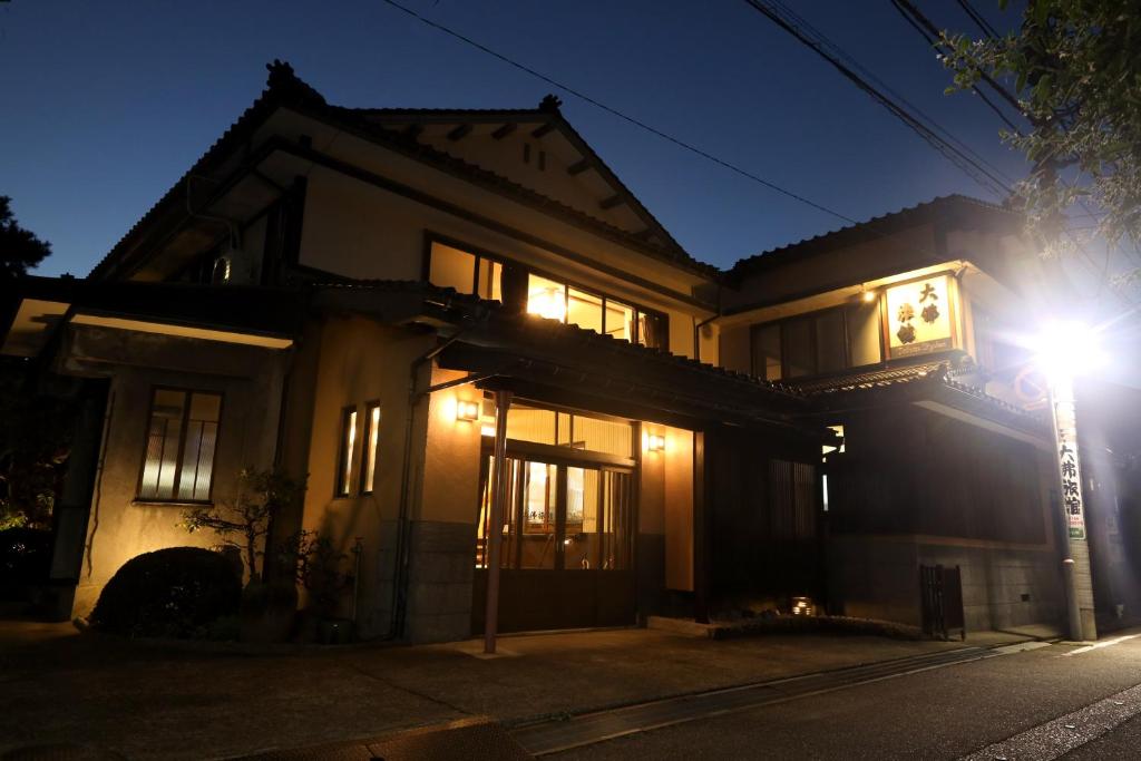 高冈市大佛日式旅馆的前面有路灯的房子