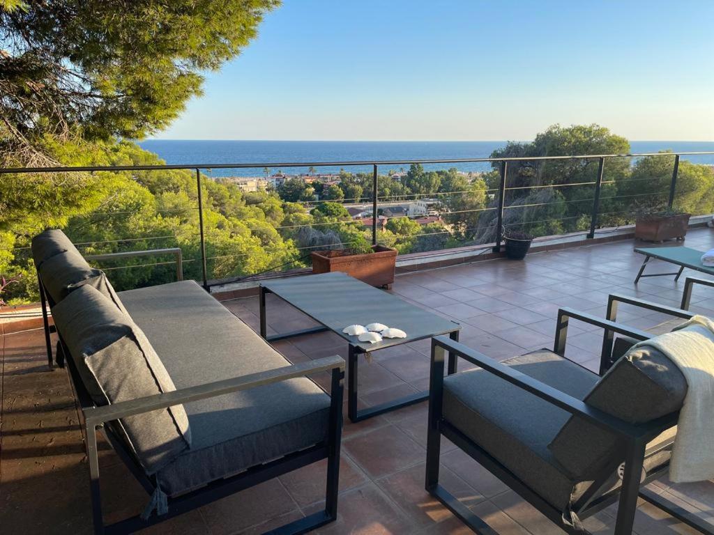 卡斯特尔德费尔斯Villa Bella的一个带桌椅的海景阳台
