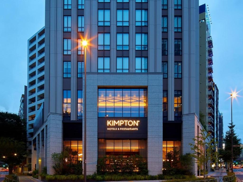 东京Kimpton Shinjuku Tokyo, an IHG Hotel的一座大建筑,上面有克里普顿标志