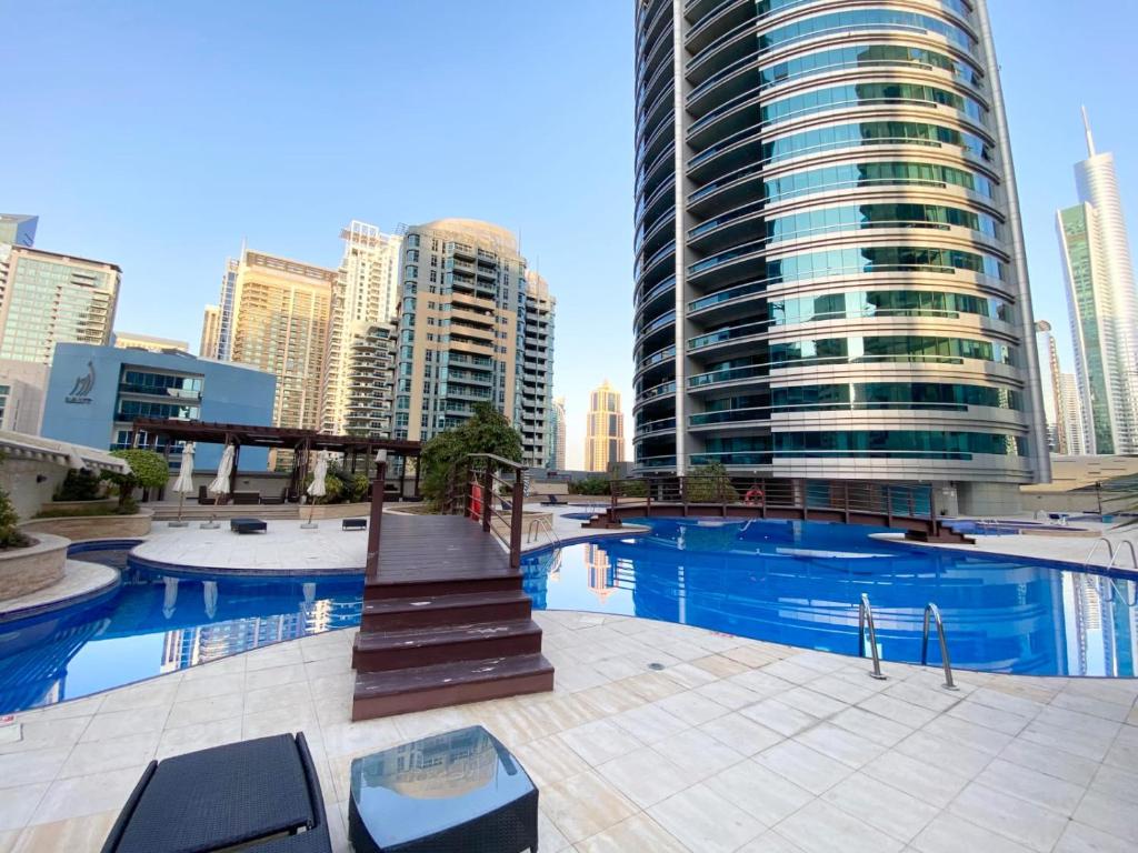 迪拜Dubai Marina - 5 bedroom, resort feel, great Amenities的一座位于高楼城市的游泳池