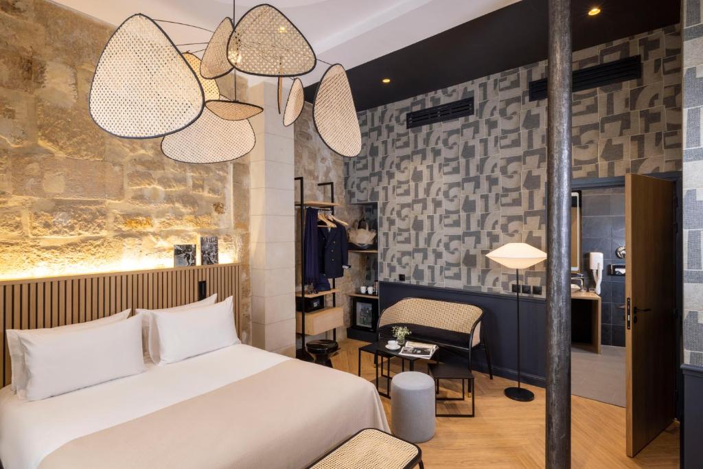 巴黎Hotel Abbatial Saint Germain的一间卧室配有一张床、一张桌子和一把椅子