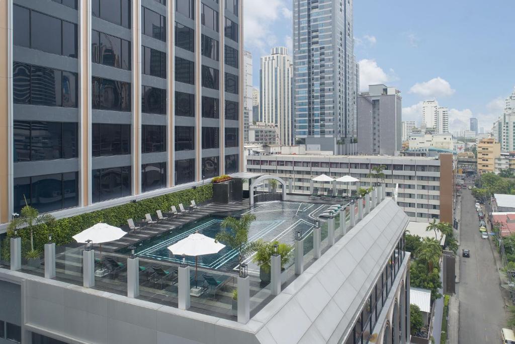 曼谷Aira Hotel Bangkok Sukhumvit 11的一座建筑的顶部设有一个游泳池