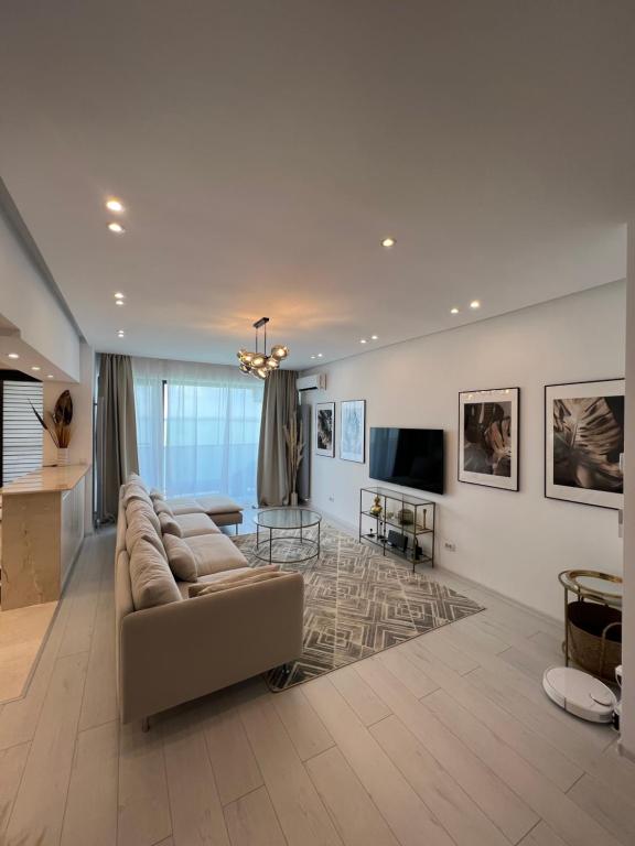 马马亚Sunset Lake Apartments - Mamaia Nord的带沙发和电视的客厅