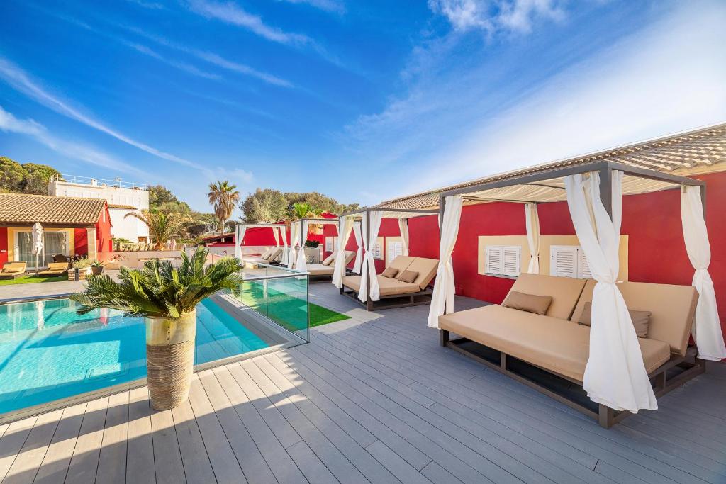 卡拉纳雅达Hotel Paradise Residencial的一个带游泳池和带椅子的甲板的度假胜地