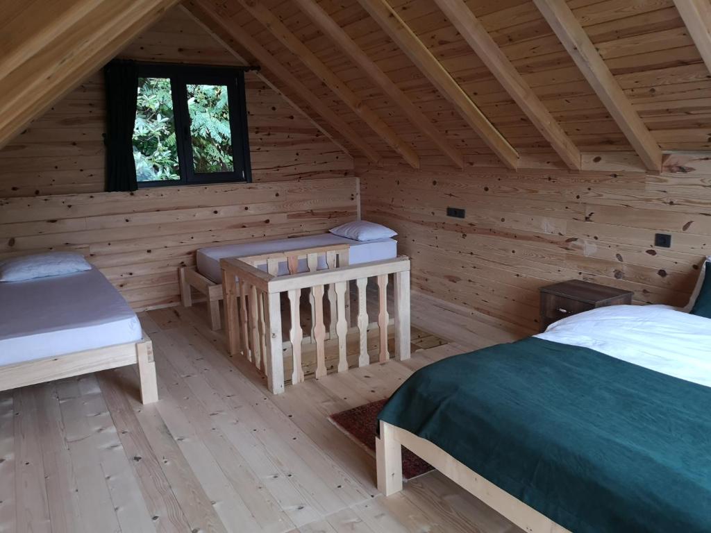 里泽LİMCORA DAĞEVLERİ&BUNGALOW的小木屋设有两张床和窗户