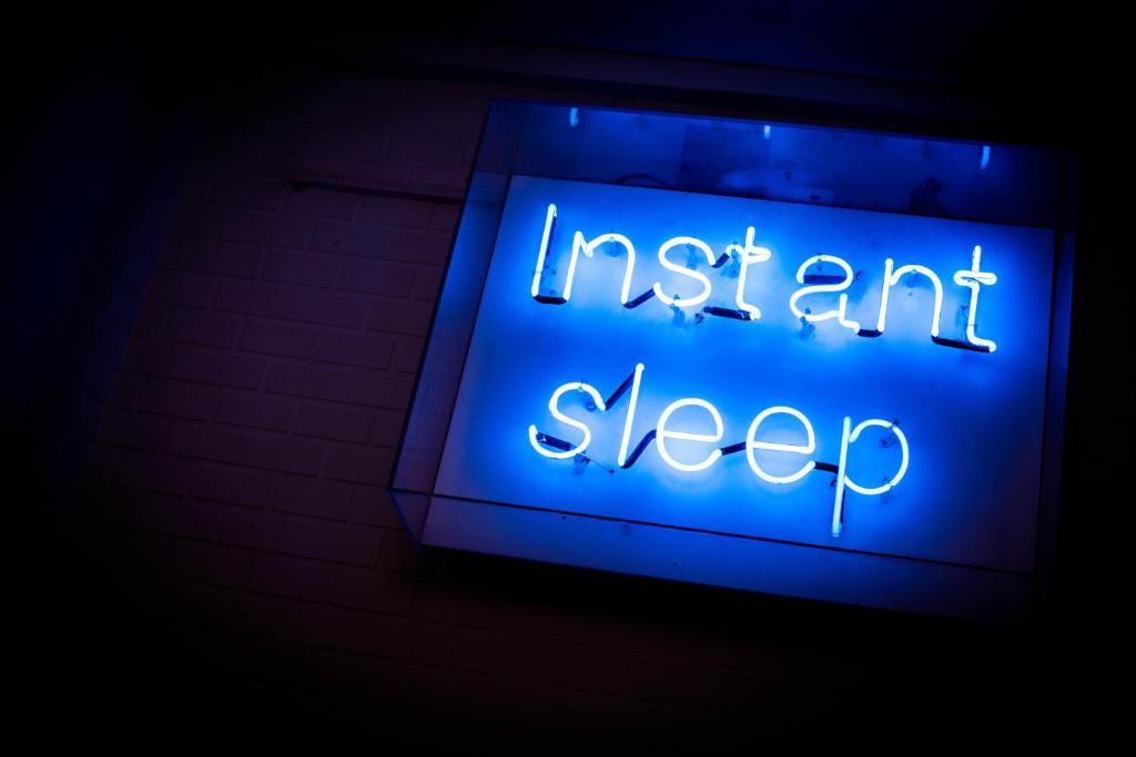 汉堡instantSleep Backpackerhostel St Pauli的蓝色 ⁇ 虹灯标志,带有即时睡眠的词