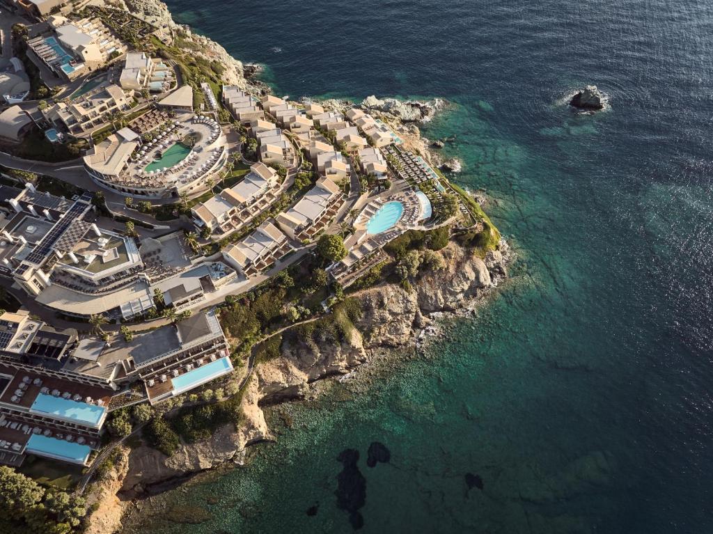 阿齐亚佩拉加Seaside A Lifestyle Resort - Adults Only的靠近水面的度假胜地的空中景致