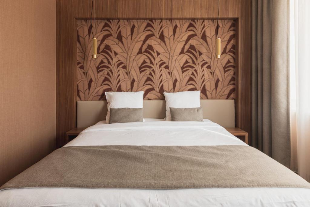 波佩林赫阿姆弗拉酒店的一间卧室配有一张大床和两个枕头