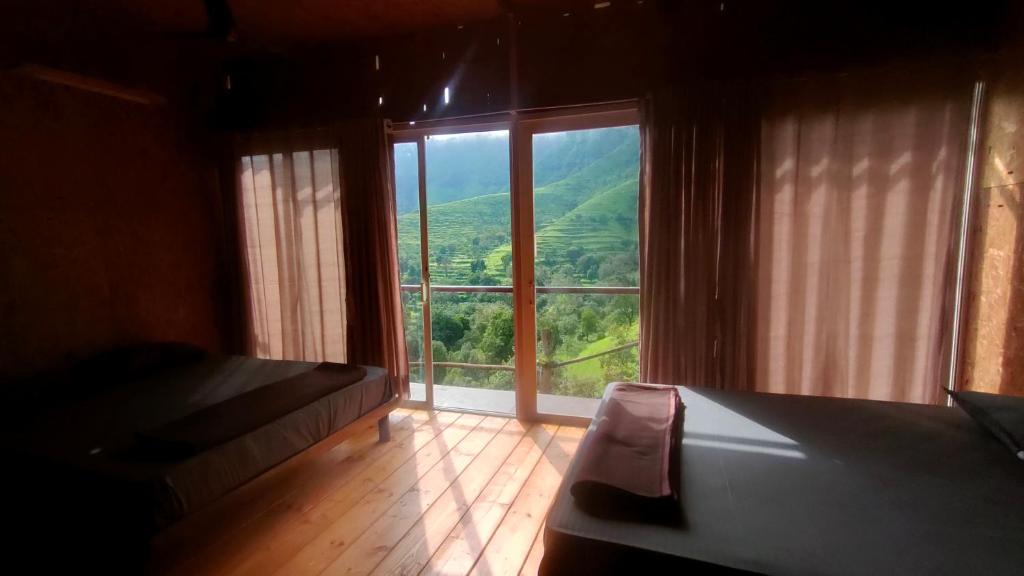 潘奇加尼The Tribe Agrotourism, Wai mahabaleshwar的客房设有享有美景的大窗户。