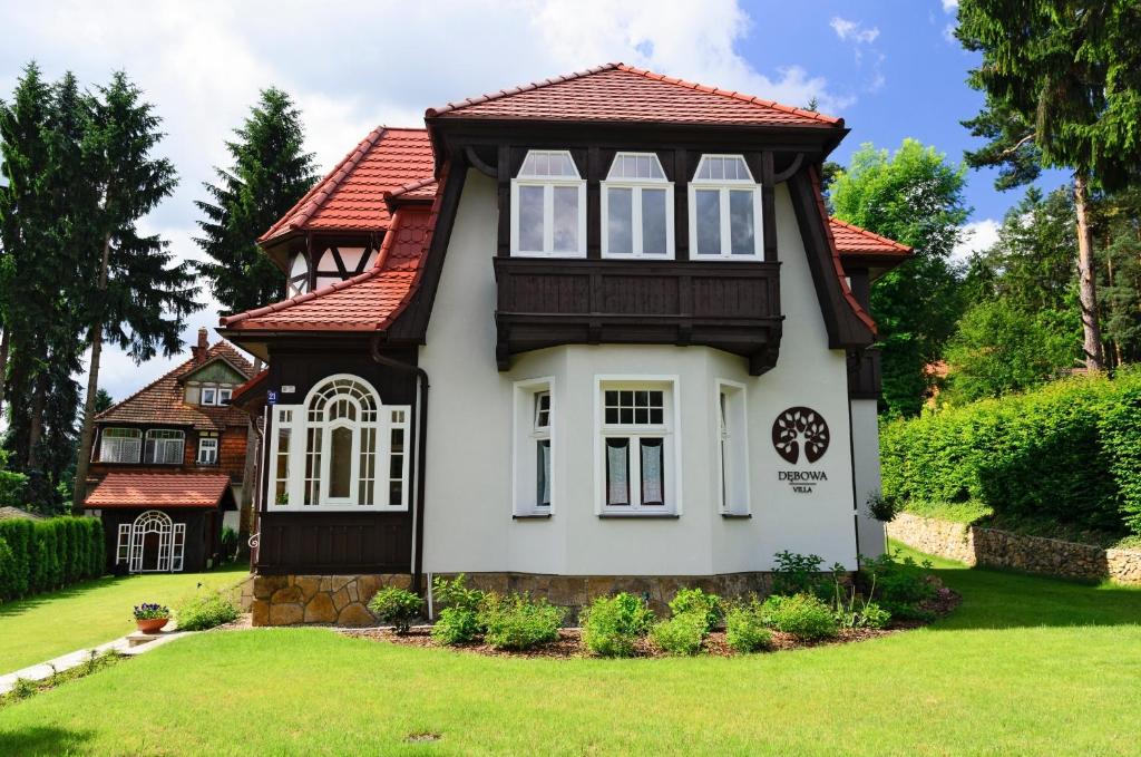 波兰尼卡-兹德鲁伊Villa Dębowa的一间红色屋顶的小房子