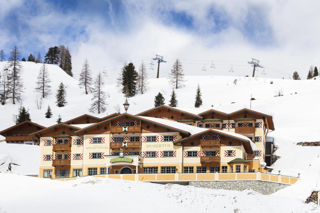 上陶恩Hubertus Alpine Living的山上雪地中的滑雪小屋
