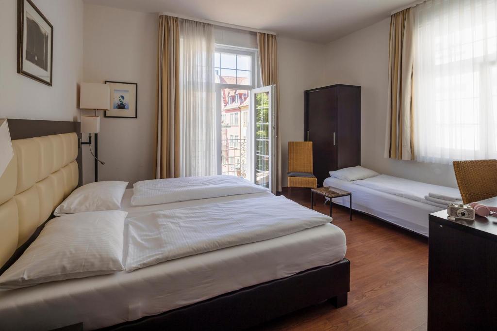 弗莱堡密涅瓦酒店的一间卧室设有一张大床和一个窗户。