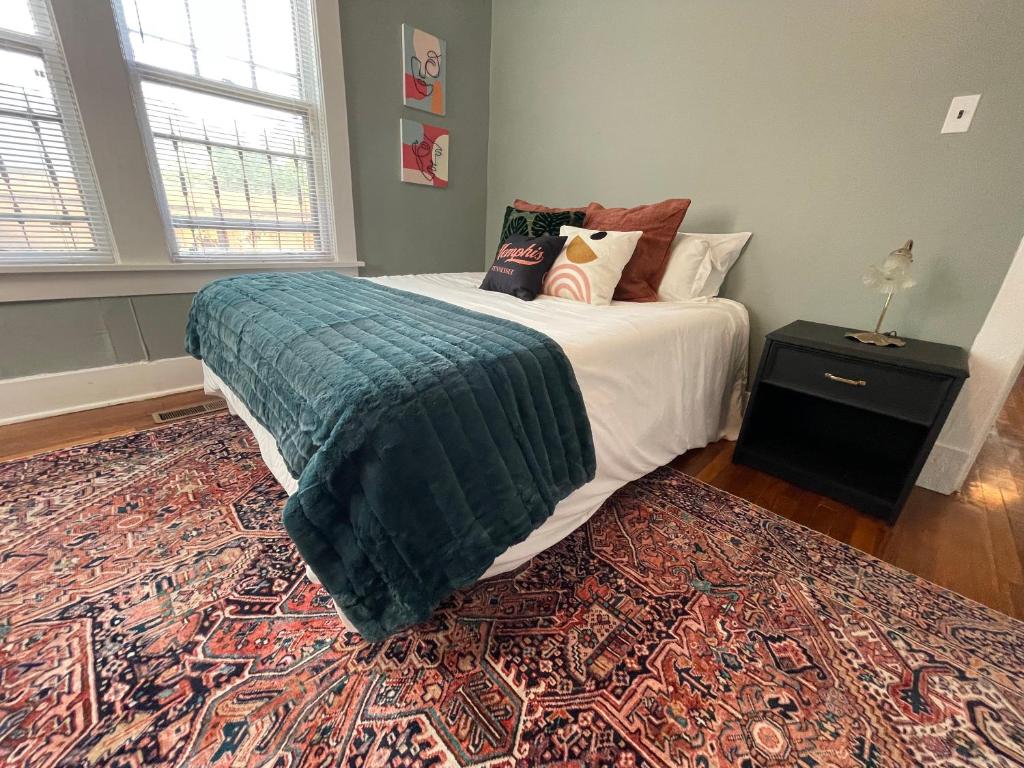 孟菲斯Historic Revival 2BR Midtown Memphis Fast Wifi Free Parking Yes Pets的一间卧室配有一张带绿毯和地毯的床。