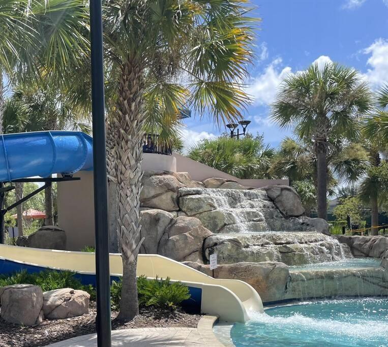 达文波特4159 -Private Pool&Spa at Resort-slides的瀑布池中的水滑梯