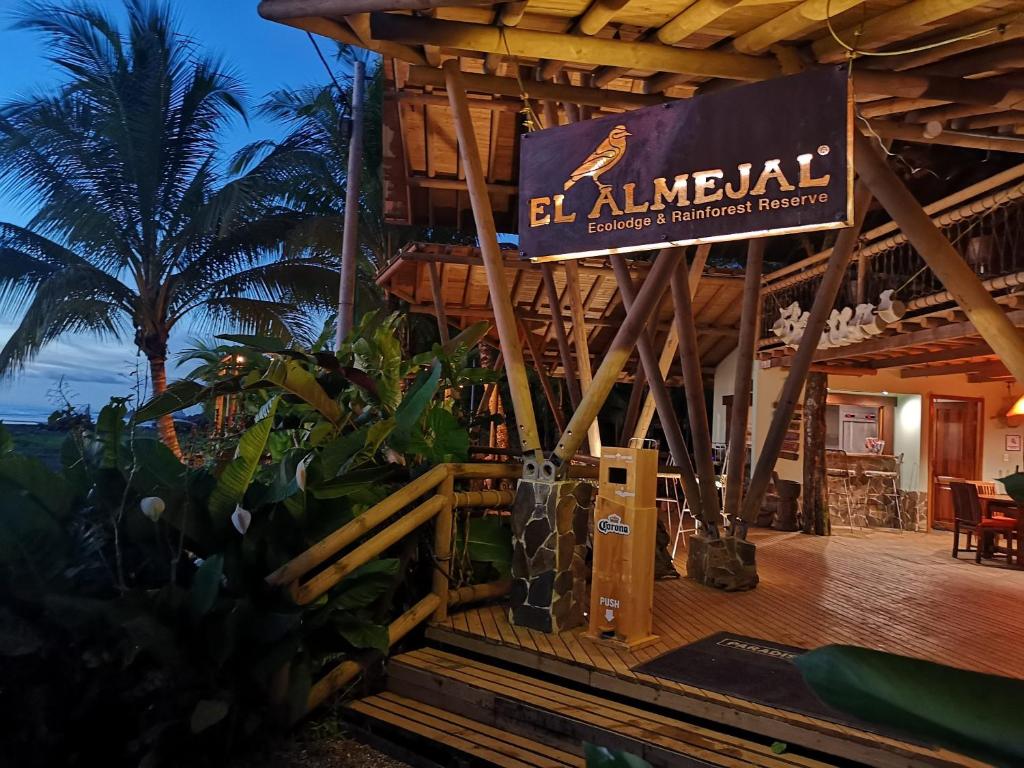 El ValleEl Almejal的大楼一侧有标志的餐厅
