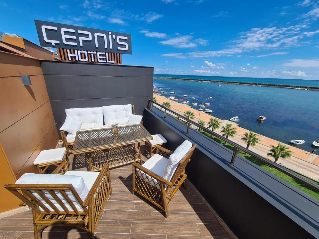 萨姆松çepnis hotel的阳台配有椅子,享有海景。