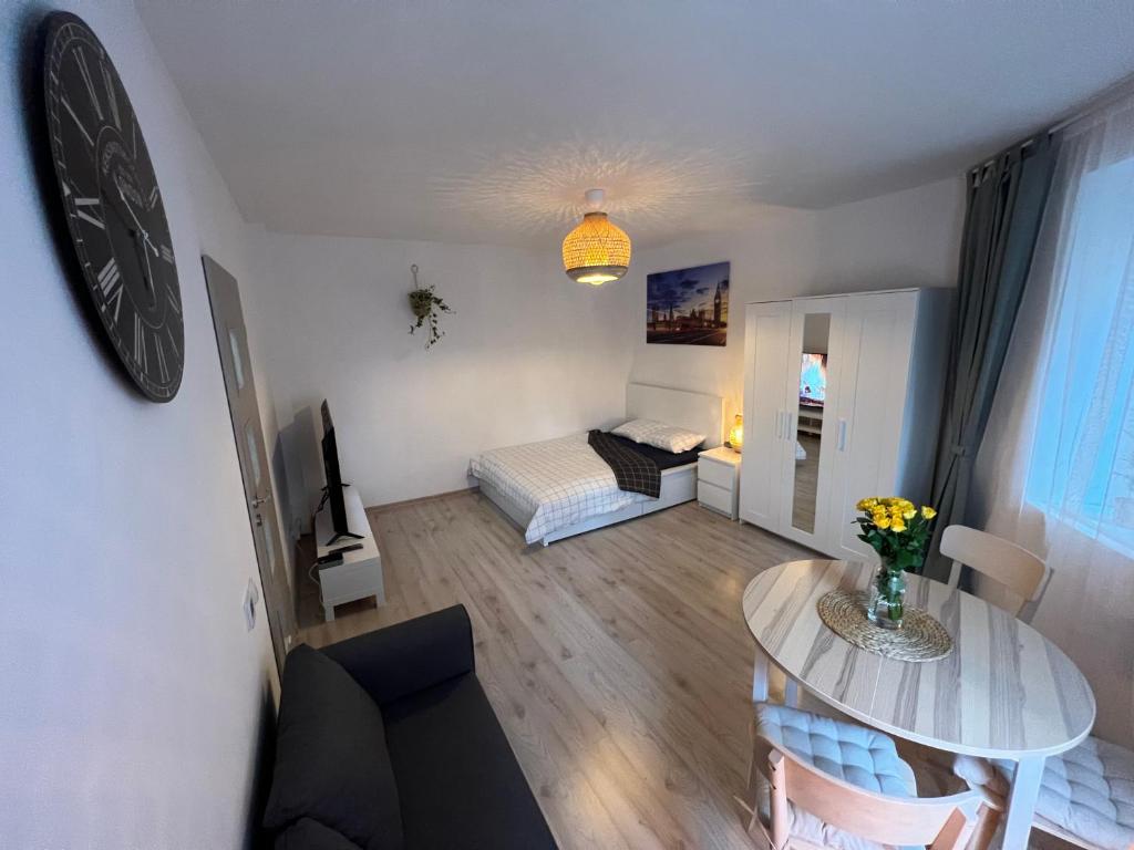 卡托维兹London Apartments - Free parking的一个带桌子和沙发的小客厅